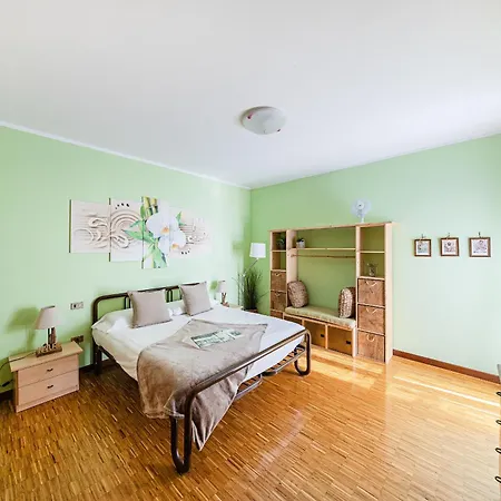 Le By Whale Homes *