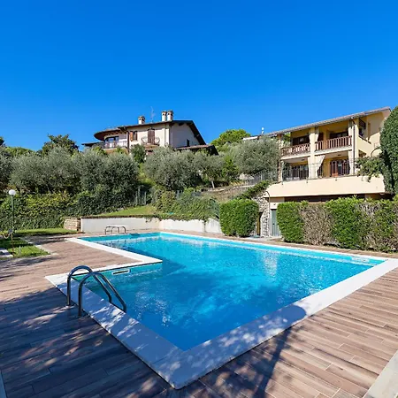 Le By Whale Homes *
